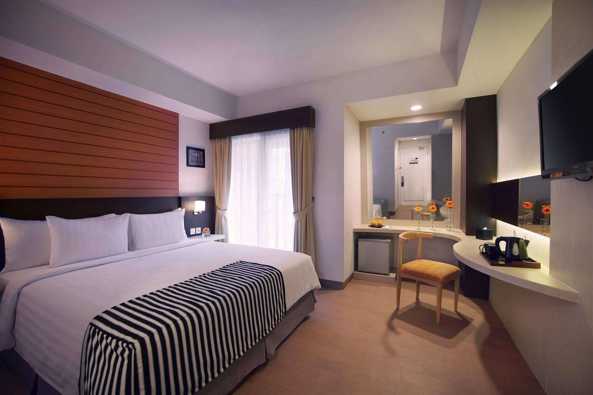 Vega Hotel Gading Serpong Esterno foto