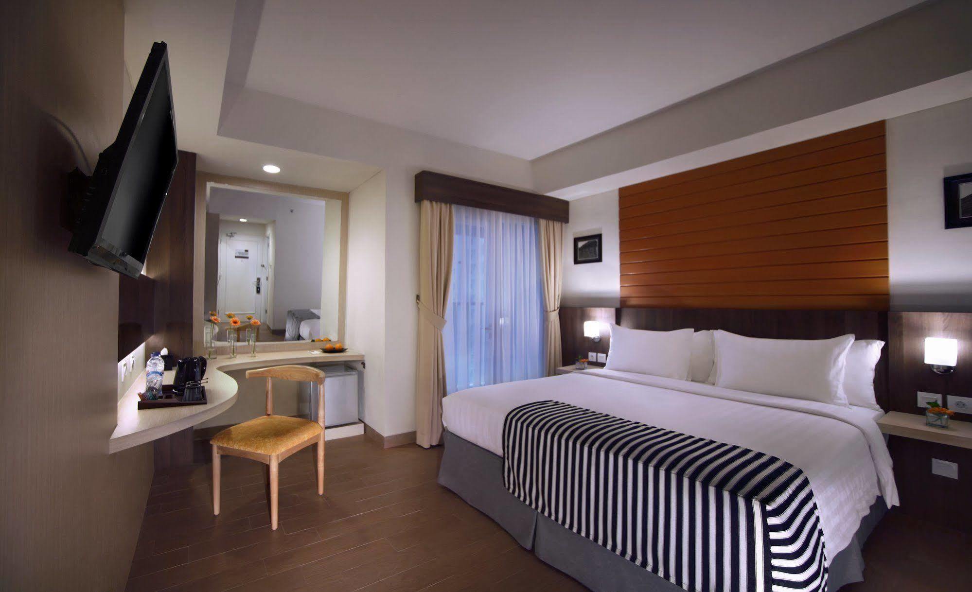 Vega Hotel Gading Serpong Esterno foto
