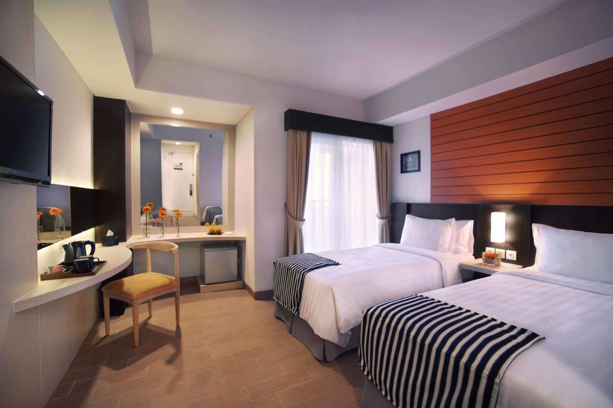 Vega Hotel Gading Serpong Esterno foto